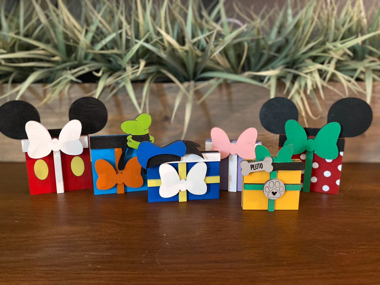 Set of 6 Wooden Character Present Decor